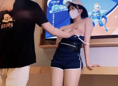 Nhân viên xinh đẹp bán TV gặp khách hàng may mắn