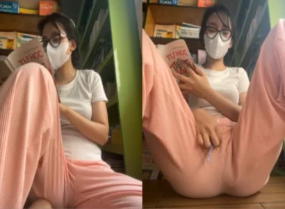 Thiếu nữ vừa đọc sách vừa dí sextoy vào lồn