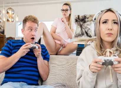 nàng bỏ bê người yêu để chơi game nên bị bạn thân giành mất
