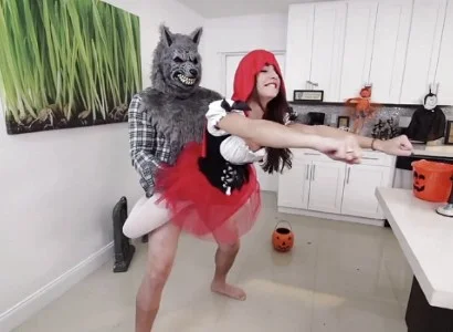Nàng quàng khăn đỏ phang nhau không che
