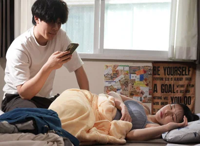 Hắn ta muốn xem người yêu quan hệ với người khác