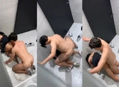 Hai người trong WC quán bar đang làm chuyện ấy trong WC