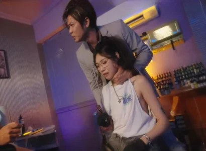 Cô gái xinh đẹp bị phang bởi đám đông