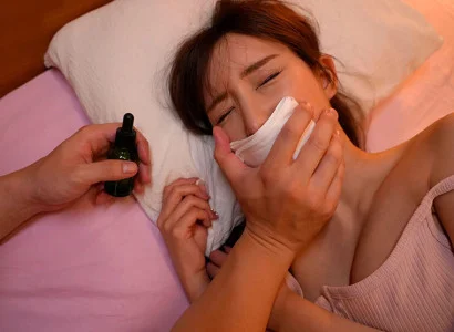 Anh ta dùng thuốc mê để làm cô em họ xinh đẹp mất ý thức rồi quan hệ
